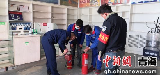 图为青海省各级消防检查人员开展消防安全检查。 青海消防供图