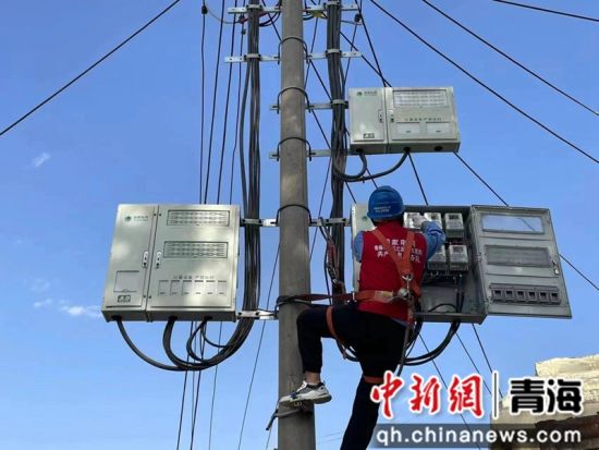 图为国家电网青海电力三江源（海东民和）共产党员服务队队员正在进行通电测量作业。李国威摄