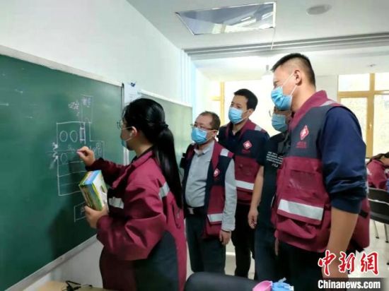 图为青海疾控人员参与流调。　青海省疾控中心 供图
