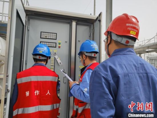  图为国网青海超高压公司柴达木换流站进行直流系统停电倒闸操作。　马惠晟　摄