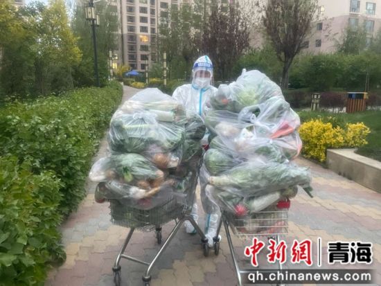 �D�槎喟玩�金城社�^配送�志愿者正在�o居民配送蔬菜。白�f�z
