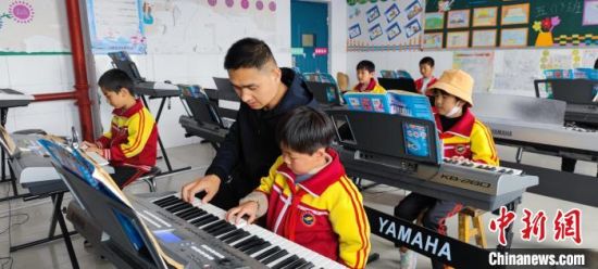 图为青海海北藏族自治州门源县小学生的音乐课。（资料图）　门源教育局供图 　　