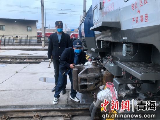 图为电力专修2组工长杨伟在检修机车。 张岩摄