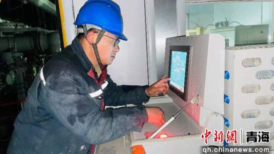图为国网青海超高压公司检修人员在西宁750千伏变电站开展为期45天的电网设备隐患治理。黄鑫摄