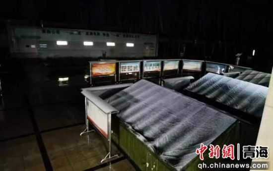 图为5月15日晚，西宁750千伏变电站开展设备隐患治理期间，出现降雪天气，检修人员居住的帐篷顶上落了一层雪。马坚摄