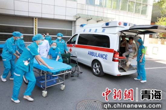图为疫情期间青海大学附属医院急诊科医护人员准备收治一名患者。唐楠摄