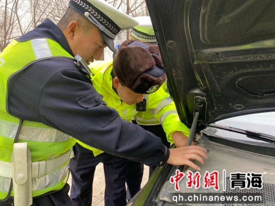 李举和同事对查获的涉嫌被盗抢机动车进行核实。李玉璇摄