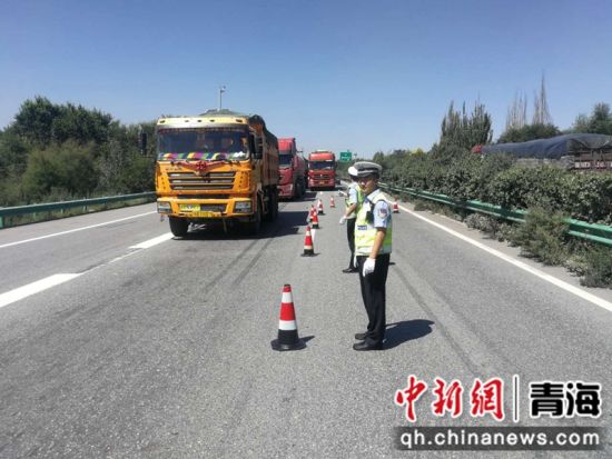 李举在京藏高速一事故现场疏导积压车辆。李玉璇摄