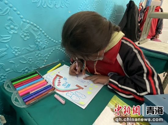 图为四年级学生拉毛正在手绘。郑亚姐 摄