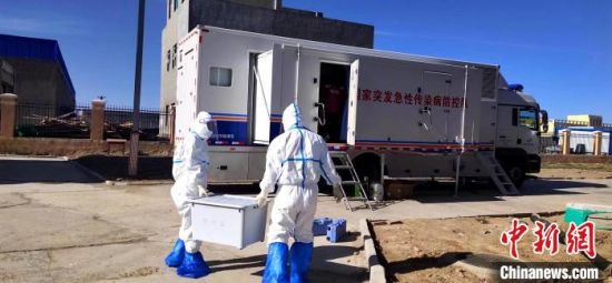 图为移动方舱应急检测队在青海省泽库县工作。　青海省疾控中心 供图