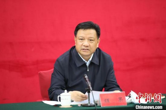 图为青海省委常委、统战部长班果主持会议并讲话。　刘锋 摄