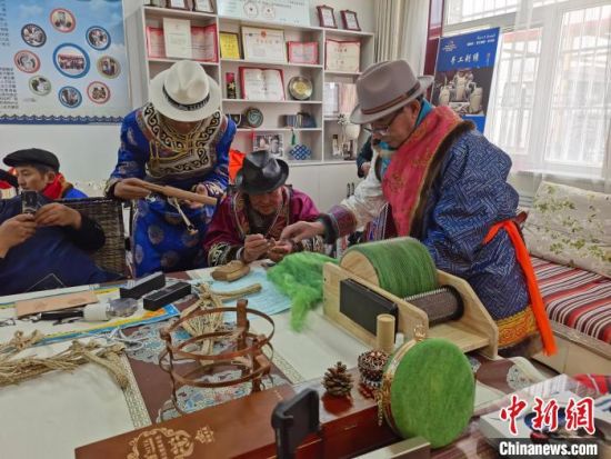 图为直播间内，蒙古族手工艺人们正在进行工艺品制作。　谭丽　摄 　　
