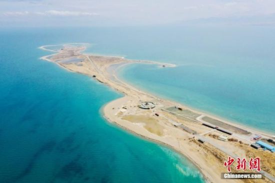 资料图为航拍青海湖。(无人机照片) 中新社记者 李江宁 摄