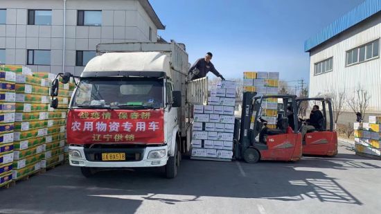 图为辽宁省农药有限公司在为春耕集中备货。