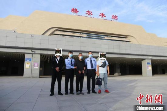 图为办案民警将犯罪嫌疑人抓捕归案。　青海省公安厅供图