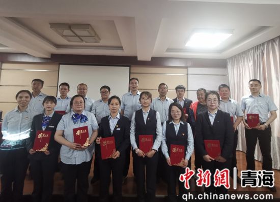 图为建行西宁城北支行党总支向抗疫志愿者颁发《荣誉证书》。 建行青海省分行供图