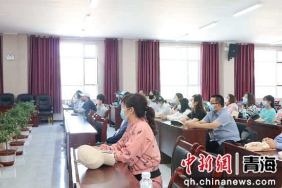 图为党员们观看纪录片。 青海省政府采购协会 供图