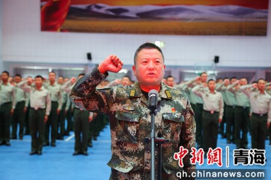 图为武警青海总队机动某支队党委副书记领誓。 刘进峰摄