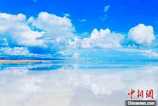 图为景区内的盐湖如同镜子。　海西州文体旅游广电局 供图