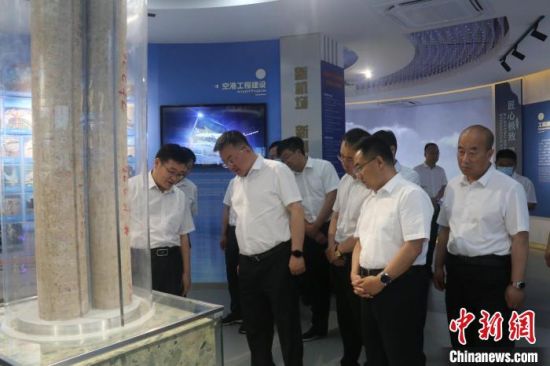 图为青海省西宁市湟中区委书记吉辉一行参观水电十六局展馆。　胡贵龙 摄