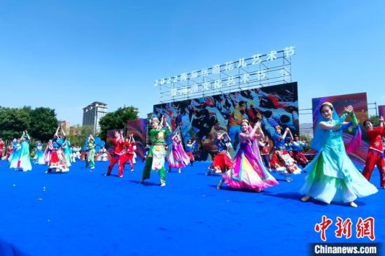 图为青海海东各族民众歌舞欢迎沿黄城市宾朋。　李隽 摄