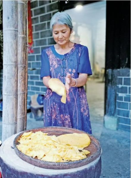  外婆坑村村民在手工制作玉米饼。 梅琳/摄