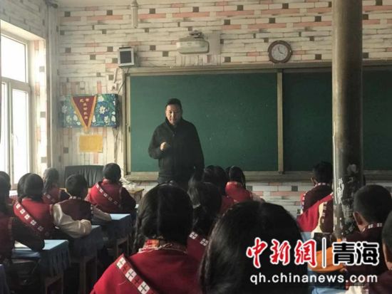 图为俄周校长给孩子们上课。青海省教育厅供图
