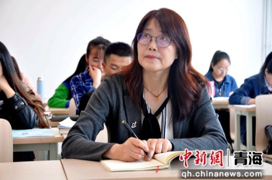 图为铁玉兰在汉语言文学师范班听课评课。青海省教育厅供图