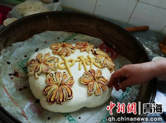 图为已用面花点缀好的青海传统蒸笼月饼。 马铭言摄