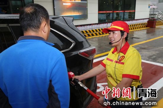 图为工作人员正在给车辆加油。中国石油青海销售公司供图