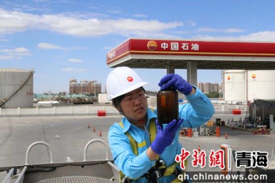 图为工作人员质量验收。中国石油青海销售公司供图