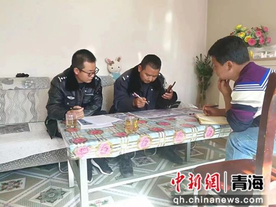 图为华旦和同事入户开展工作。兴海县公安局供图