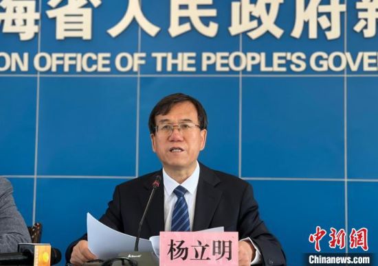 图为青海省地震局局长杨立明在发布会上作发布。　李江宁 摄