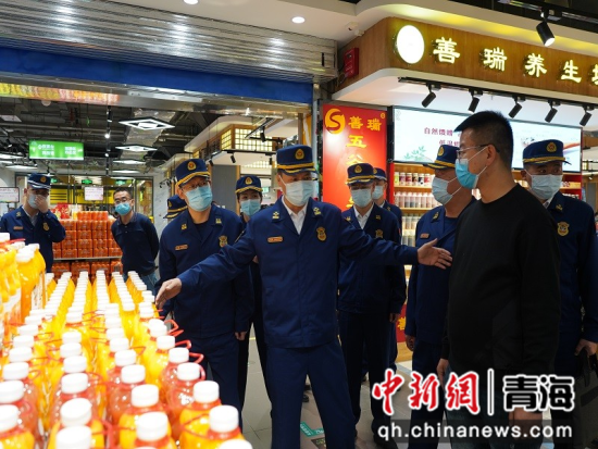 图为青海省消防救援总队总队长陶林带队检查青海一家亲生鲜超市。 青海消防供图