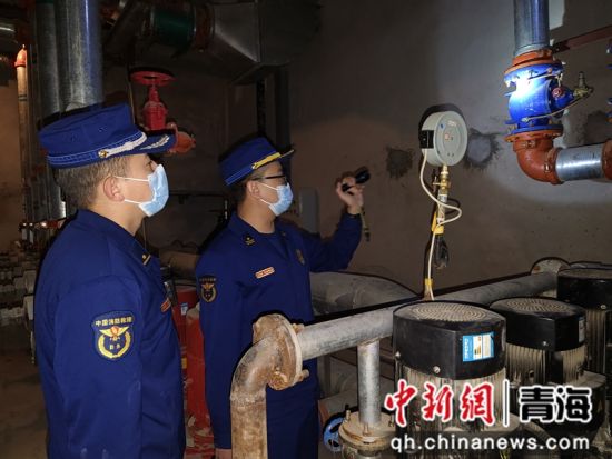 图为黄南州消防救援支队检查电器线路是否符合消防技术标准。 黄南消防供图