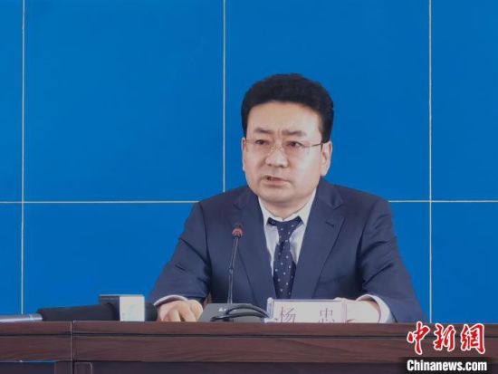 图为青海省工业和信息化厅一级巡视员、副厅长杨忠在新闻发布会。　李隽　摄