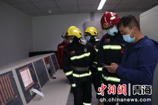 图为消防救援人员开展消防安全工作检查。 青海省消防救援总队供图