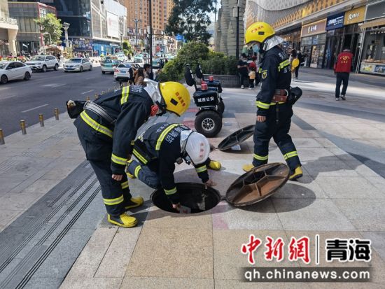 图为执勤点消防人员检查地下消火栓是否完整好用。 青海省消防救援总队供图