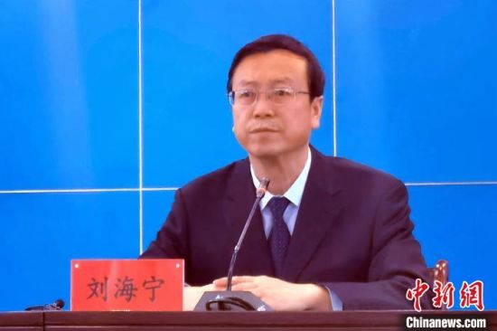 图为青海省退役军人事务厅党组成员、副厅长刘海宁在新闻发布会。　李隽 摄