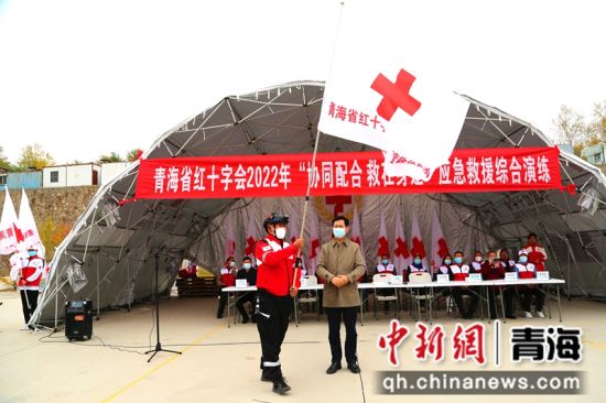 图为青海省红十字会党组书记、常务副会长孟海为各救援队授旗。 青海省红十字会 供图