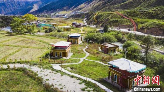 图为黄南藏族自治州同仁市扎毛乡乡村旅游设施。（资料图）　却藏措 供图