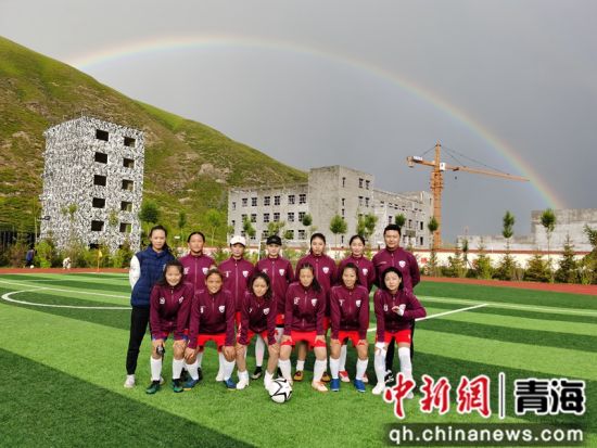 图为“藏木兰”女子足球队。受访者供图