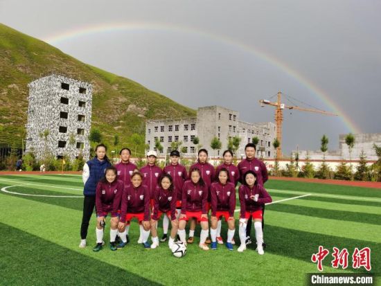图为“藏木兰”女子足球队。　受访者供图