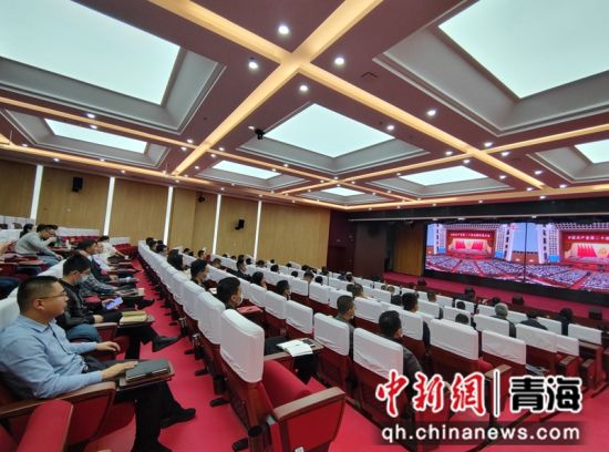 图为青海省第11期青干班学员集中收看二十大盛会。青海省委党校供图