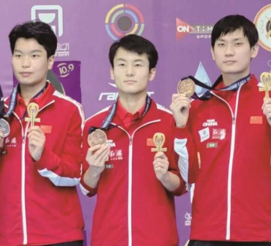 刘延昌(中)与队友在青年男子10米气手枪团体比赛中获得铜牌。图片由青海省体育局提供