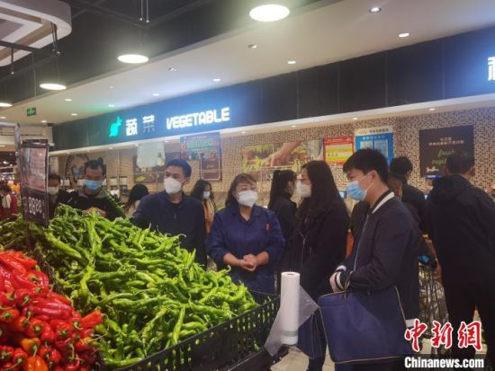 图为青海省市场监管局“暗访”西宁市某超市。　青海省市场监督管理局供图