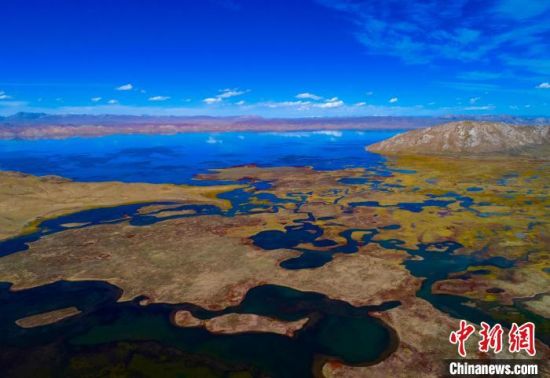 图为无人机航拍三江源国家公园黄河源园区内的湖泊。　玛多县委宣传部 供图 　　