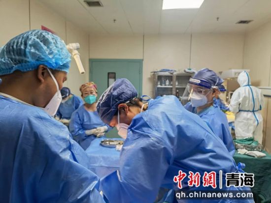 西宁市第一人民医院产科正在手术中。西宁市第一人民医院供图