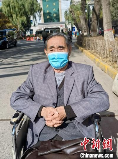 图为84岁的孙玉正准备出院。　青海省人民医院 供图