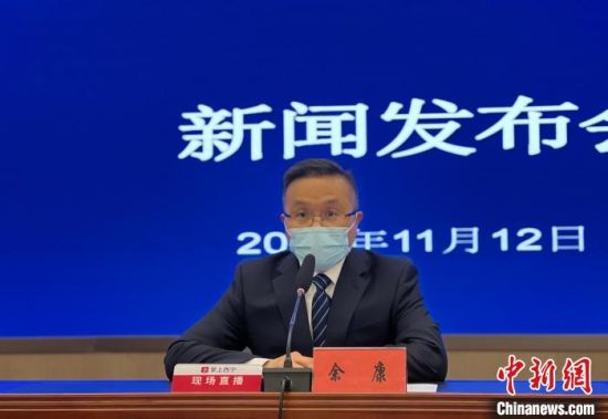 图为西宁市人民政府副秘书长余康在新闻发布会上作发布。　李江宁　摄